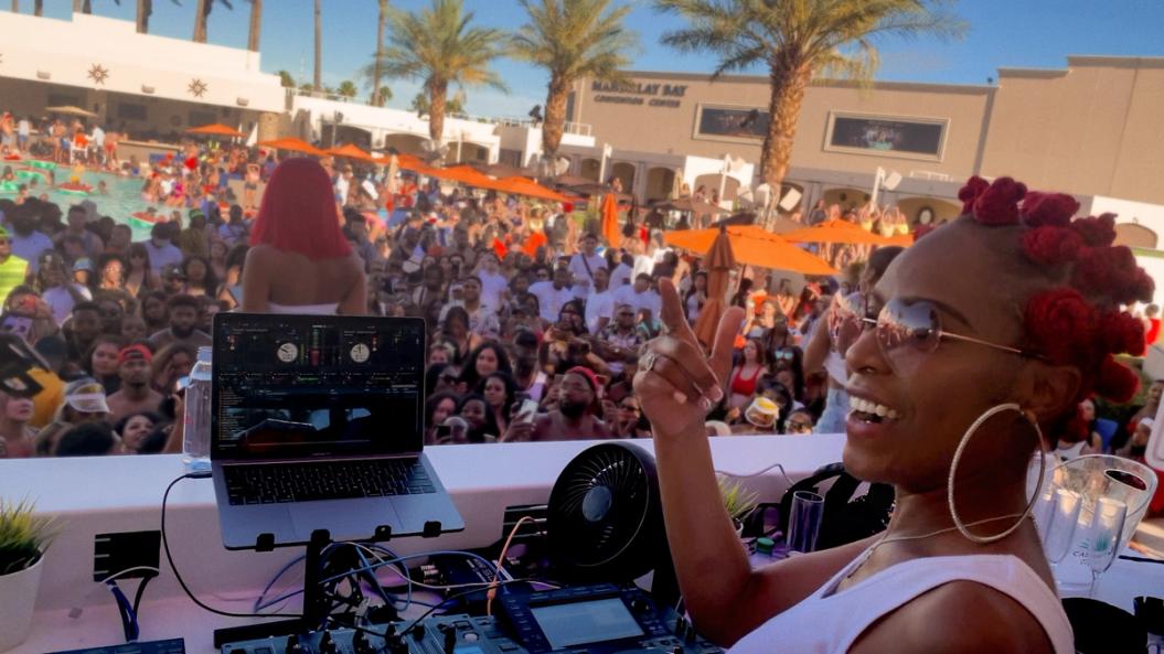 Dj Miss Milan using Serato DJ Pro