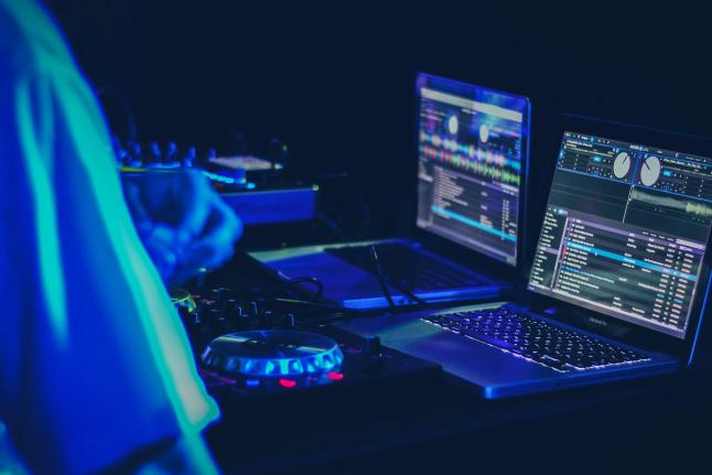 A DJ using Serato DJ Pro on his two laptops