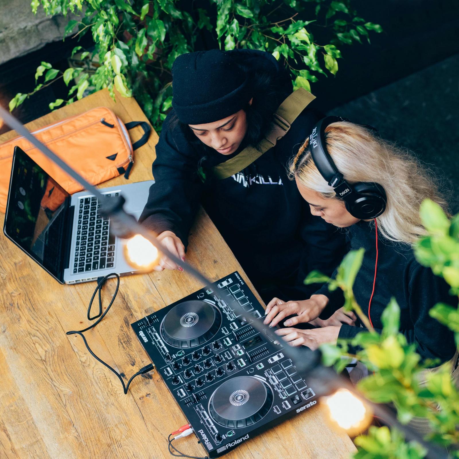 Rain & China Katayanagi using Serato DJ Lite