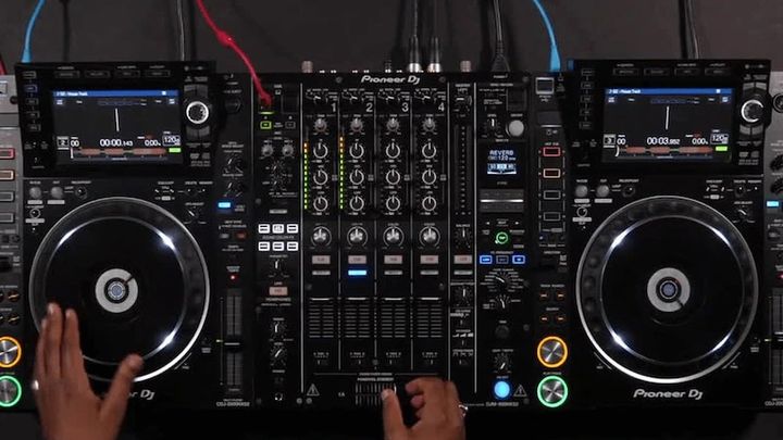 DJ using a DVS-supported hardware with Serato DJ Club Kit